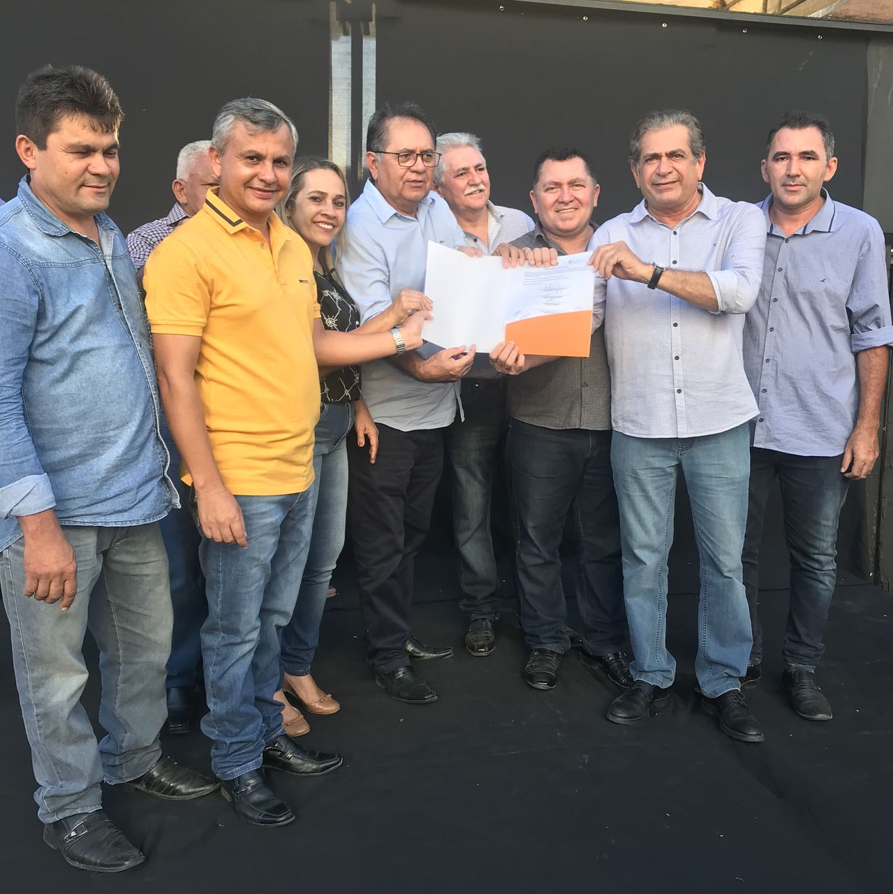 Zezinho Albuquerque assina ordem de serviço de 27 quilômetros de pavimentação em Itatira