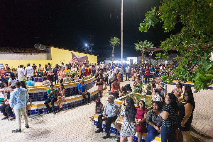 Governo do Ceará entrega nova praça à população de Barreira