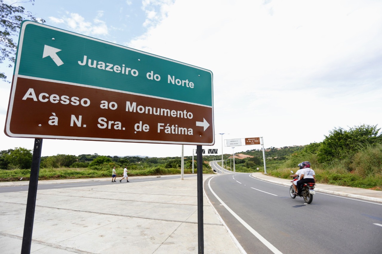 Secretaria das Cidades realiza pavimentação e iluminação pública no trecho de acesso ao monumento de Nossa Senhora de Fátima, no município do Crato