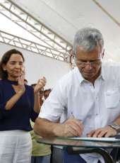 Em Granja, governadora Izolda Cela autoriza obra de pavimentação asfáltica e duas areninhas