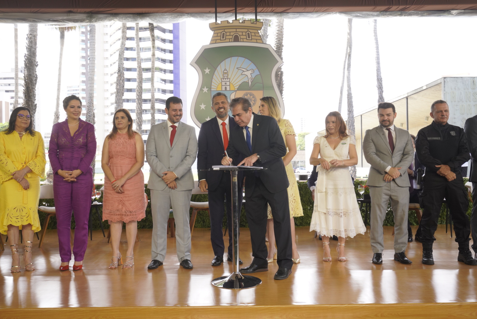 Governador Elmano de Freitas empossa Zezinho Albuquerque como novo secretário das Cidades
