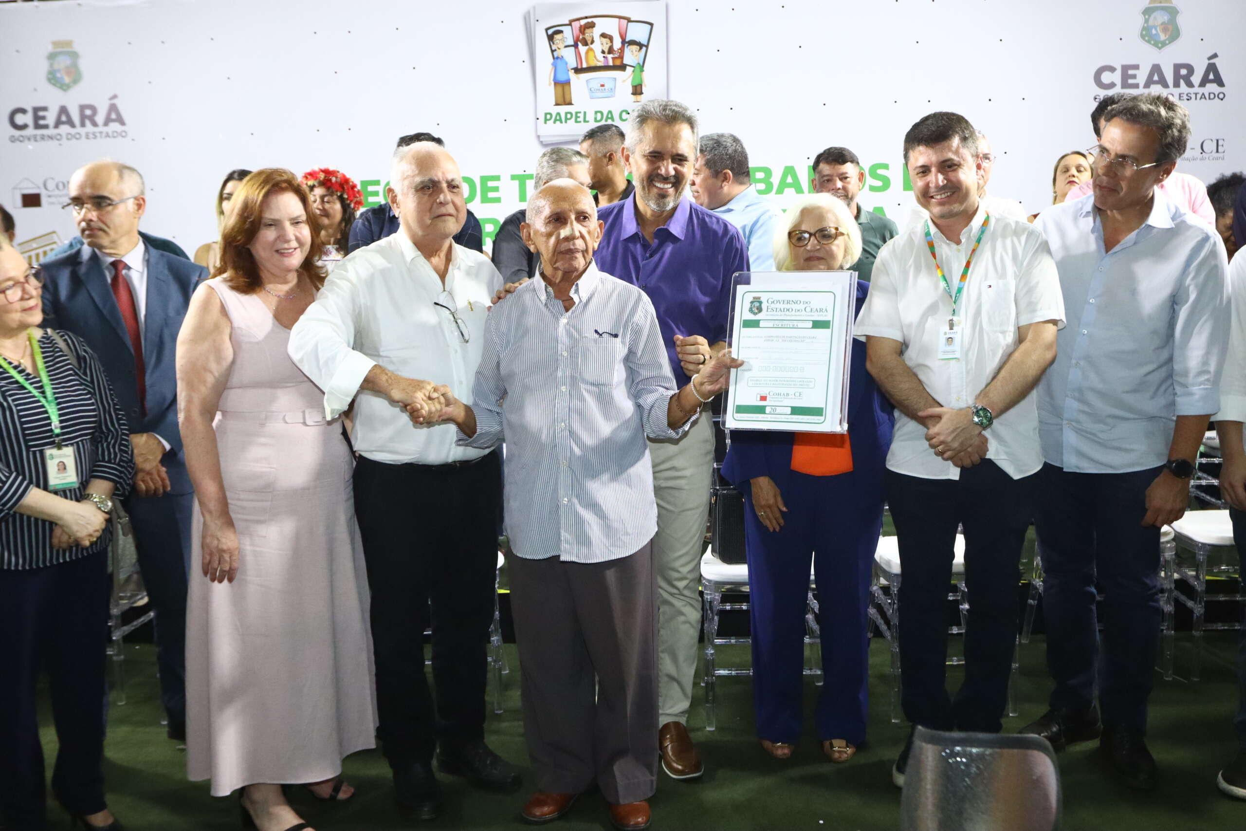 Programa Papel da Casa: Governo do Ceará entrega 620 escrituras, em Maracanaú