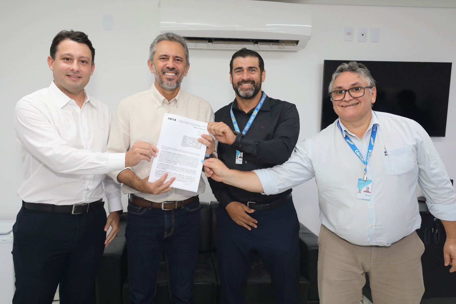 Governador do estado, Elmano de Freitas, assina contrato com a Caixa Econômica Federal para obras do Projeto Dendê, da SCidades