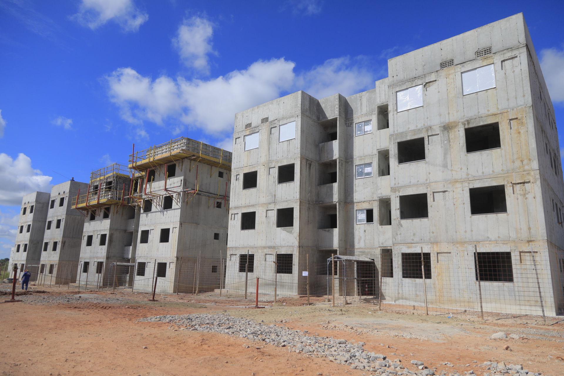 Secretaria das Cidades participa da assinatura de Ordem de Serviço que autoriza obras de infraestrutura do Residencial Luiz Gonzaga 2